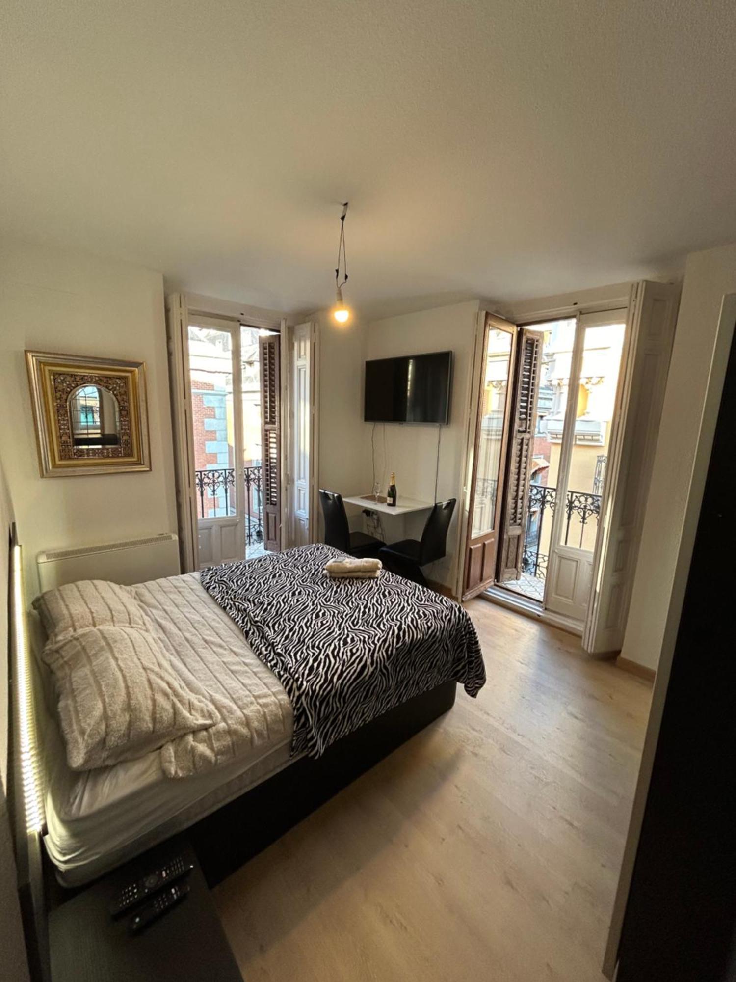 Room In Plaza Mayor Madrid Luaran gambar