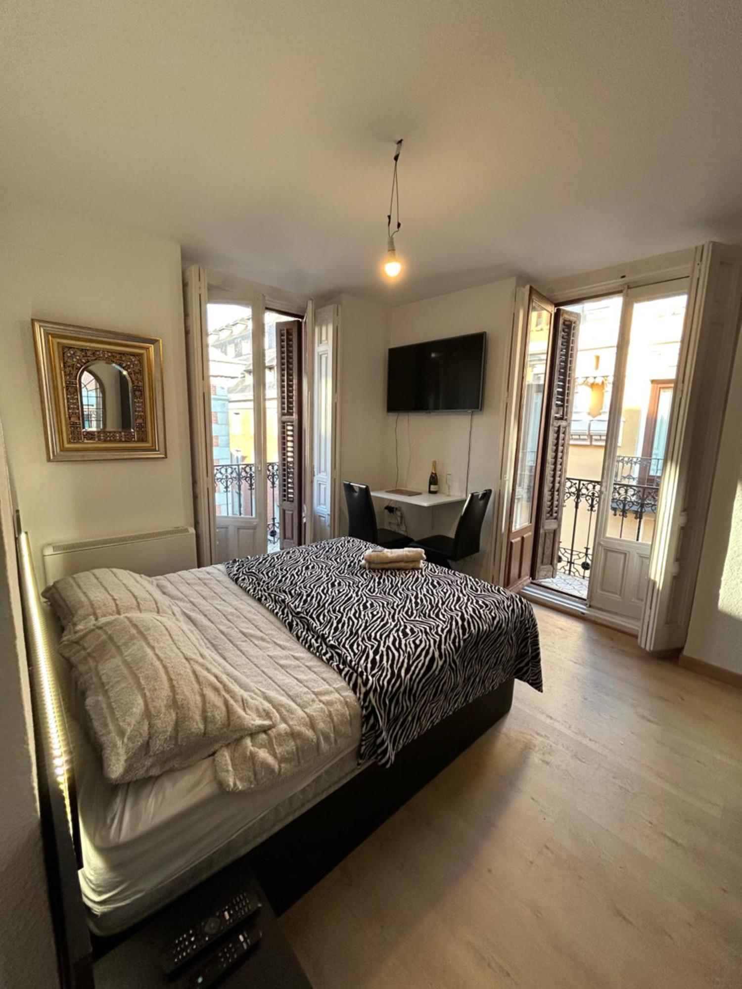 Room In Plaza Mayor Madrid Luaran gambar